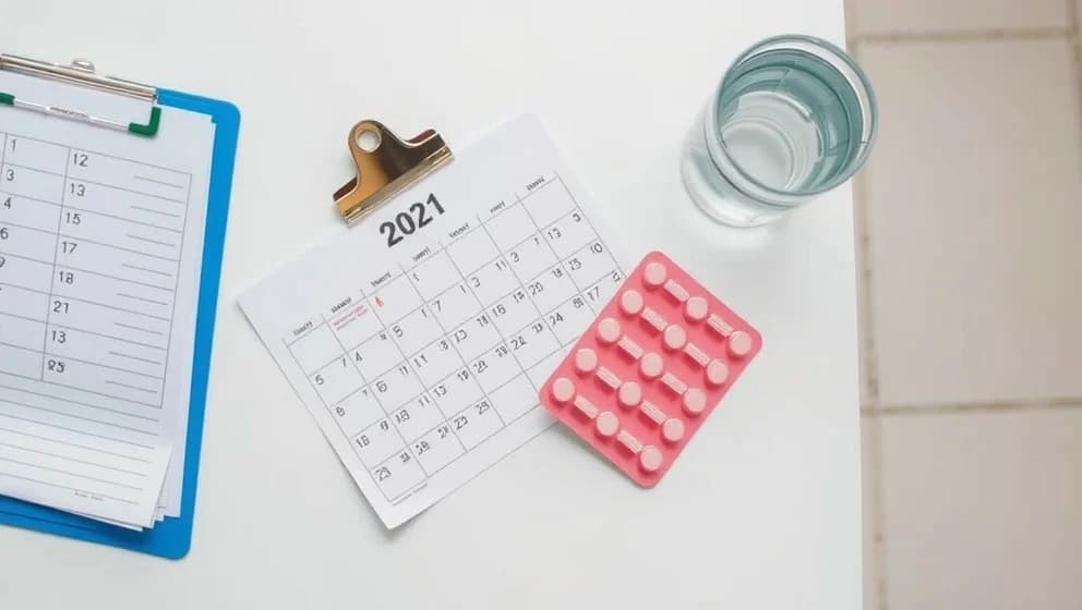 Vad är en p-piller och hur fungerar den mitt i cykeln